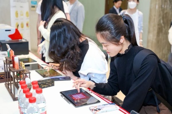 迎客松配资 金石为媒，美育铸魂，复旦探索文化双创育人新范式