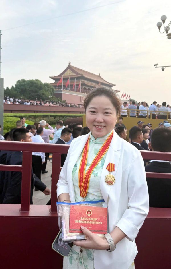 多多策略 在九三阅兵现场观礼，来自普陀的她感慨万千